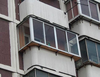 Остекление балкона с выносом в панельном доме Остекление балкона с выносом в панельном доме