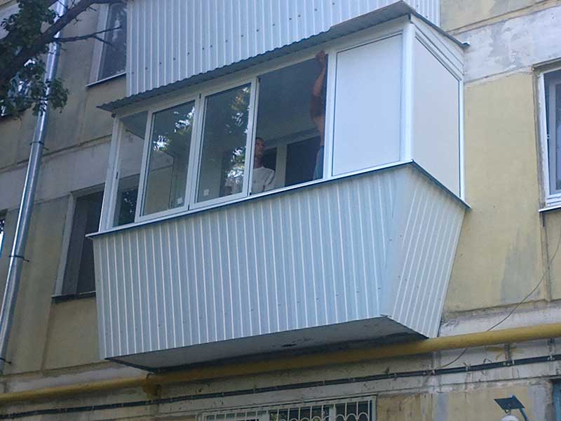 Алюминиевое остекление и внешняя отделка профлистом Алюминиевое остекление балкона в хрущевке
