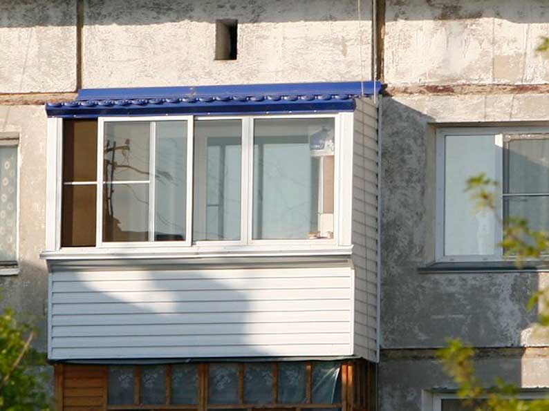 Остекление балкона хрущевки с крышей Остекление балкона хрущевки с крышей