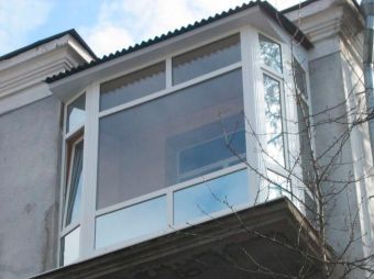 французское остекление балкона с крышей